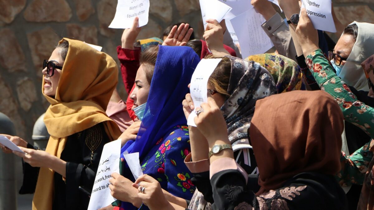 Los talibanes reprimen una protesta de las mujeres contra el veto a la educación en las universidades
