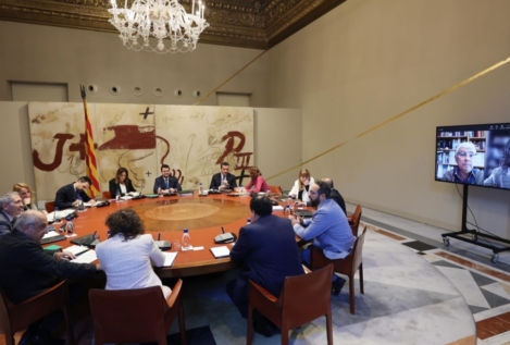 El Govern se reúne el Día de la Constitución y obliga a mantener la Generalitat operativa