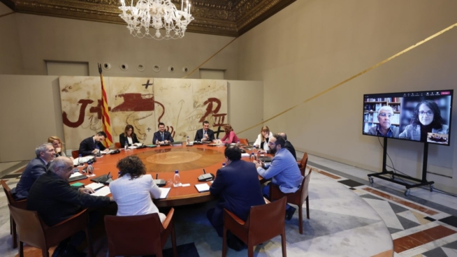 El Govern se reúne el Día de la Constitución y obliga a mantener la Generalitat operativa