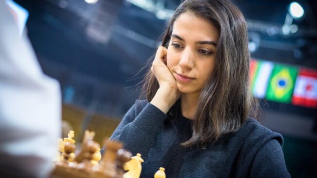 Una ajedrecista iraní compite sin velo y la Federación califica esta decisión de "inesperada"