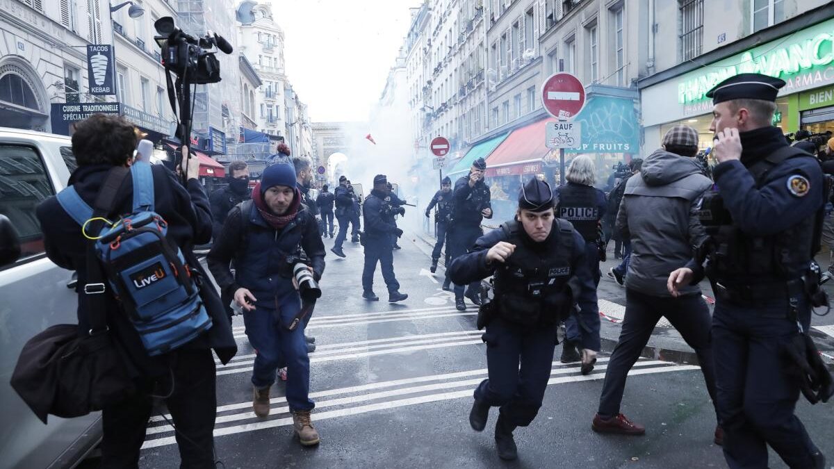 (VÍDEO) Gases lacrimógenos y disturbios al término de una manifestación de kurdos en París por el tiroteo mortal en la capital francesa
