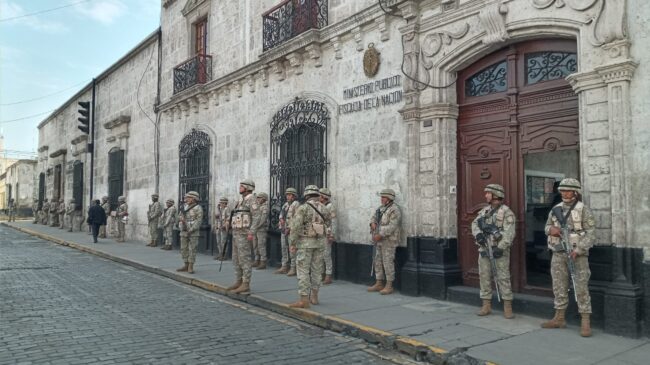 (VÍDEO) Caos en Perú: las Fuerzas Armadas se despliegan en Arequipa y se declara el estado de emergencia