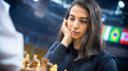 Una ajedrecista iraní compite sin velo en el Mundial como protesta al régimen