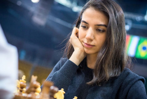 Una ajedrecista iraní compite sin velo en el Mundial como protesta al régimen