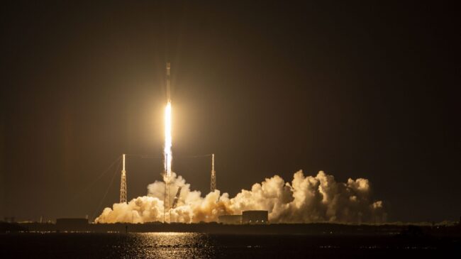 (VÍDEO) SpaceX logra su sexagésimo vuelo: lanza los primeros 54 satélites de nueva generación de la red Starlink