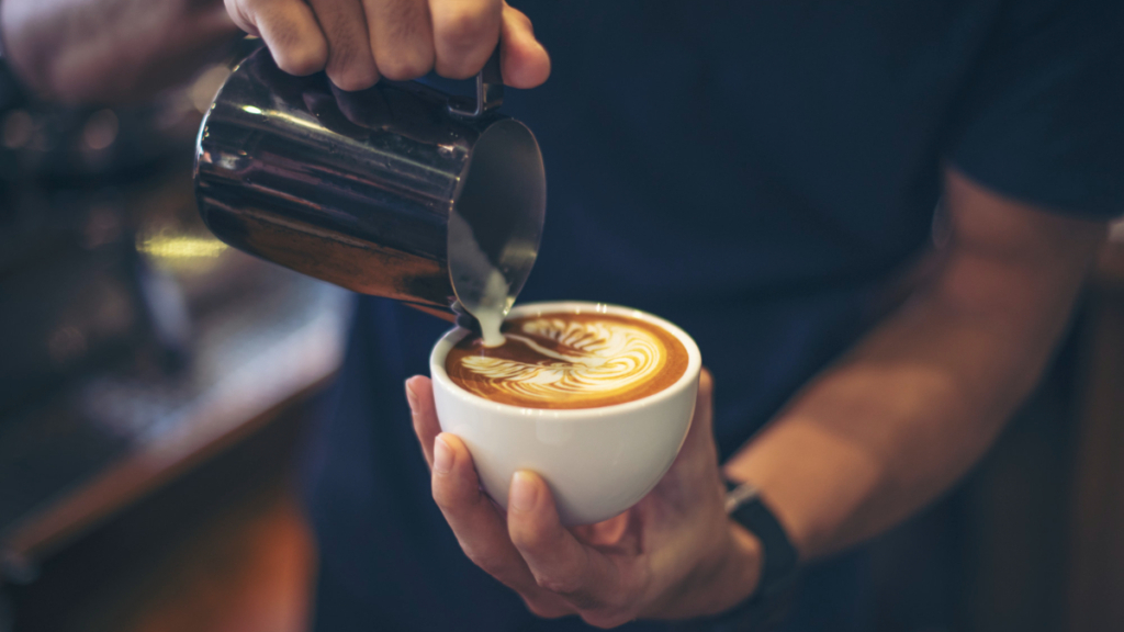 Un Barista elaborando un café con cafeína