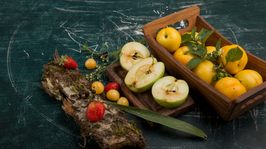 Una mesa con varias frutas partidas y enteras