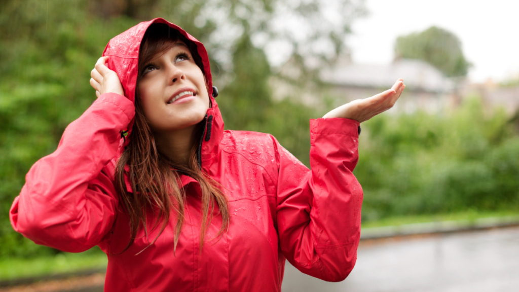 Una mujer con un chubasquero en un día de lluvia
