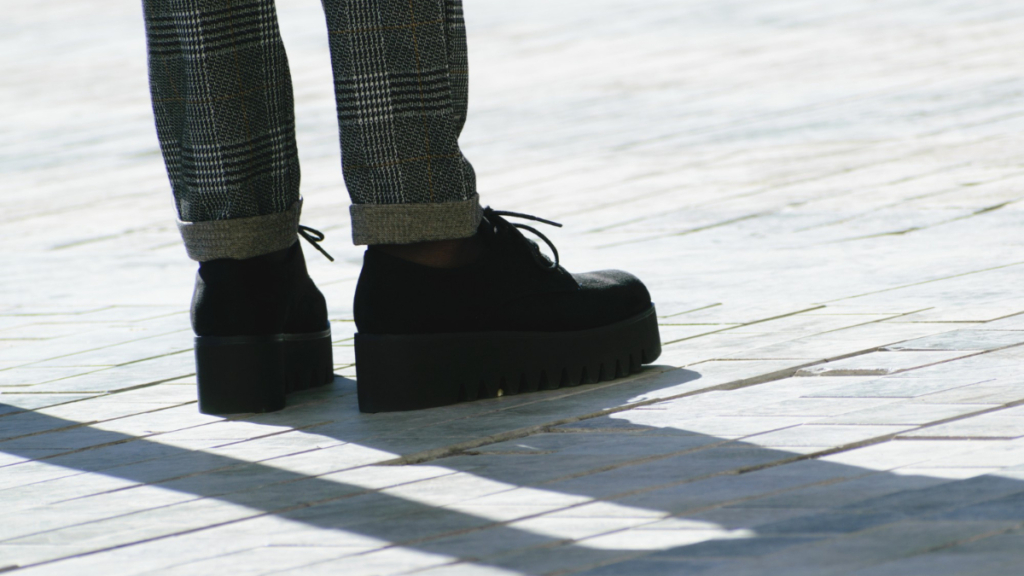 Una mujer con zapatos de plataforma