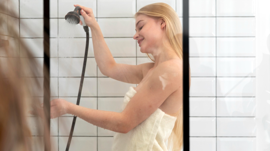 Una mujer joven en la ducha