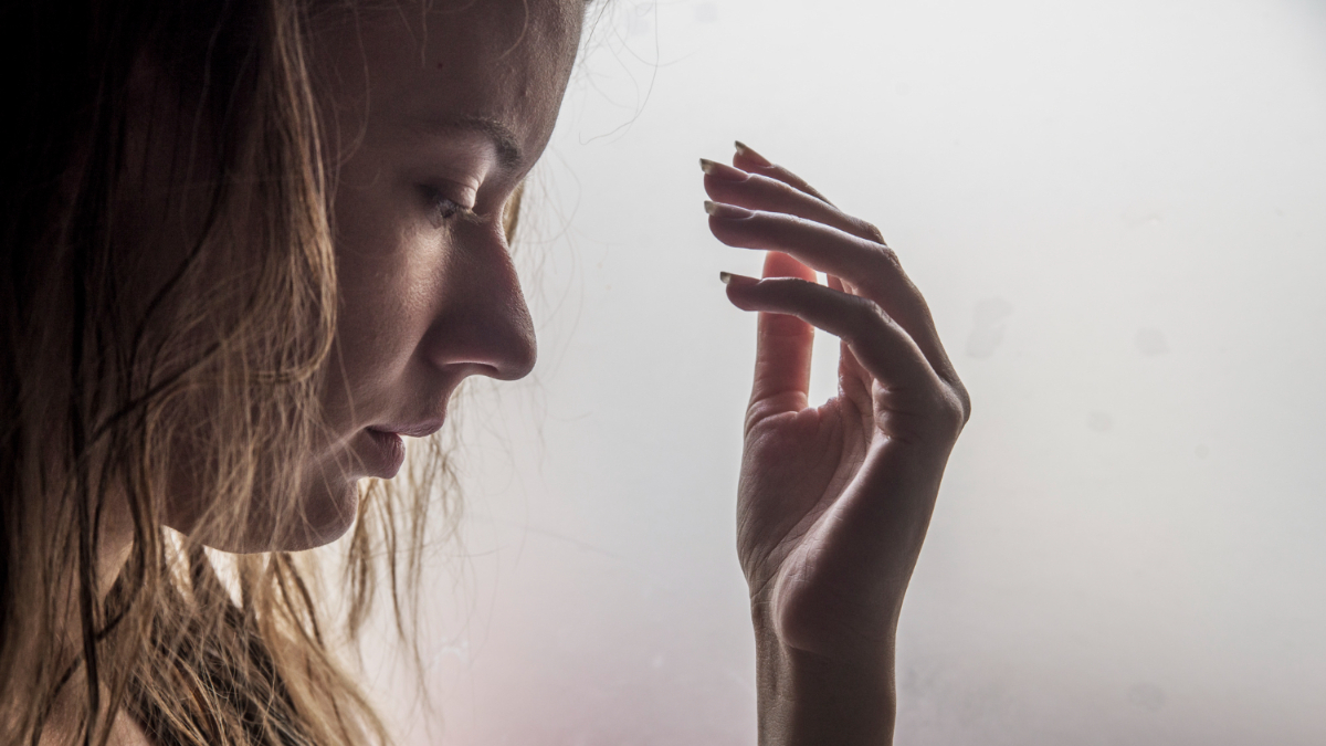 Una mujer preocupada por la pluviofobia