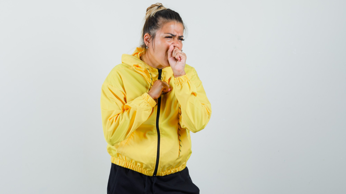 Una mujer tose después de hacer deporte