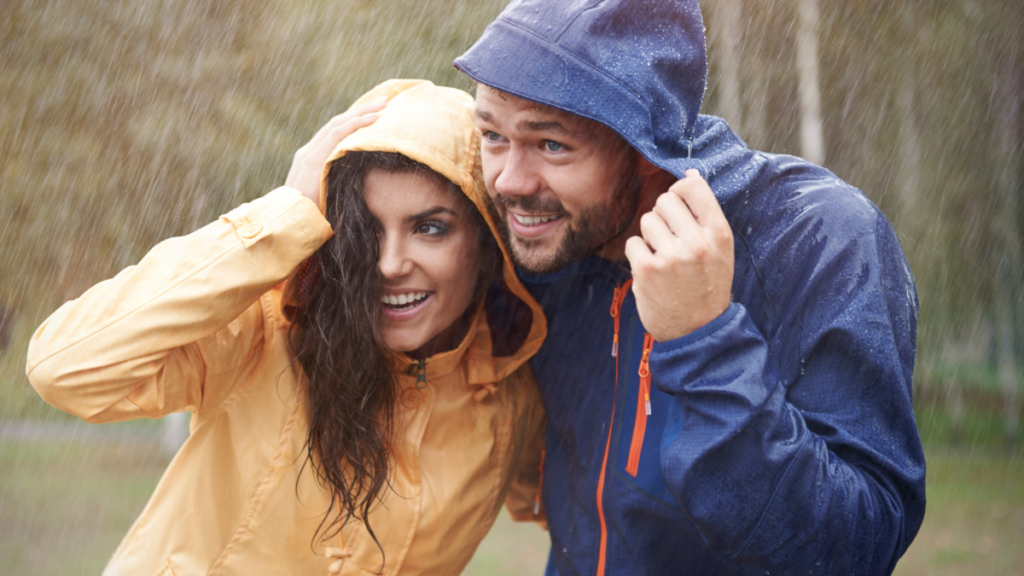 Una pareja es sorprendida por la lluvia al salir a correr