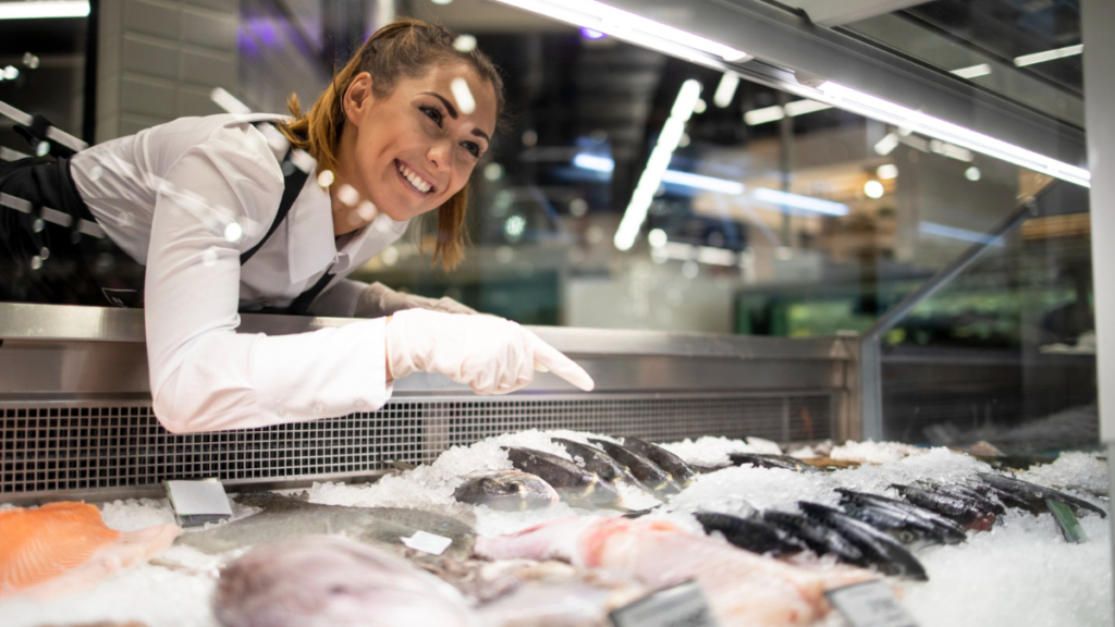 Una pescadera enseña opciones pescetariana en un mostrador