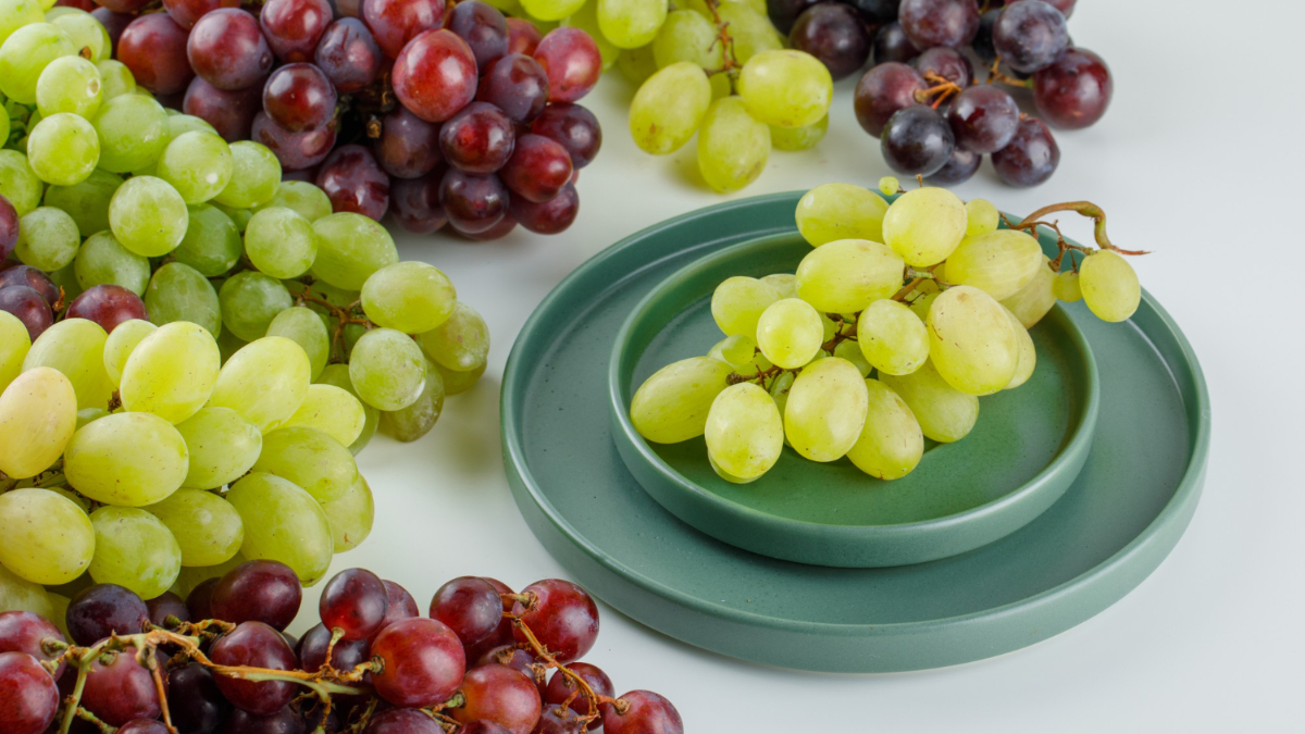 Uvas blancas y rojas ya maduras