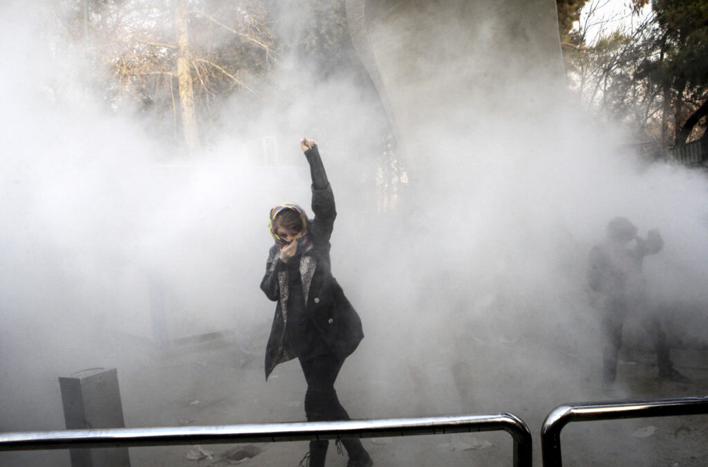 Liberada la fotógrafa iraní que fue arrestada durante 92 días por documentar las protestas