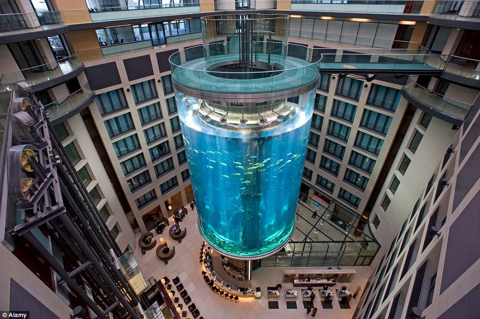 (VÍDEO) Revienta el acuario cilíndrico más grande del mundo, ubicado en un hotel de Berlín