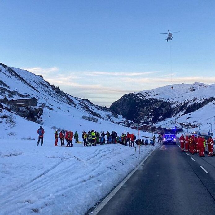 (VÍDEO) Rescatan con vida a las 10 personas desaparecidas por una gran avalancha de nieve en Austria