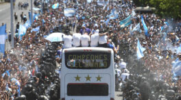 (VÍDEO) Locura en Argentina: el momento que obligó a cancelar el recorrido del autobús de los campeones del mundo