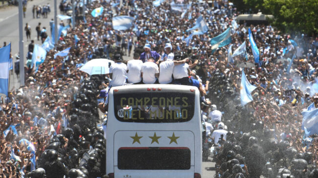 (VÍDEO) Locura en Argentina: el momento que obligó a cancelar el recorrido del autobús de los campeones del mundo