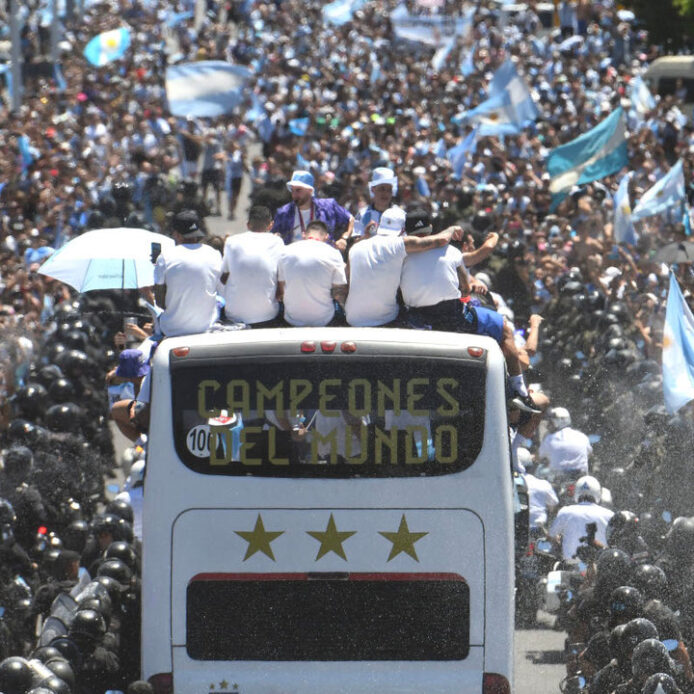 (VÍDEO) Locura en Argentina: el momento que obligó a cancelar el recorrido del autobús de los campeones del mundo