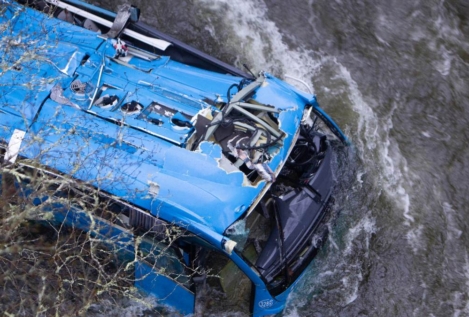 Ya son seis muertos por la caída de un  autobús al río en Cerdedo-Cotobade (Pontevedra)