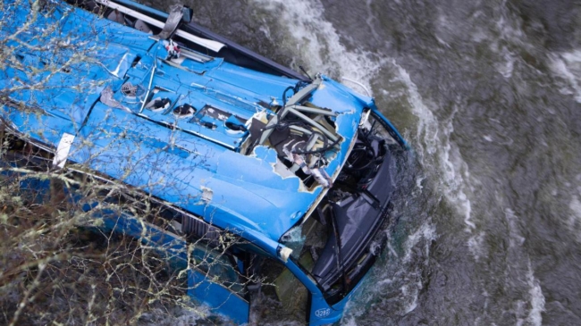 Ya son seis muertos por la caída de un  autobús al río en Cerdedo-Cotobade (Pontevedra)