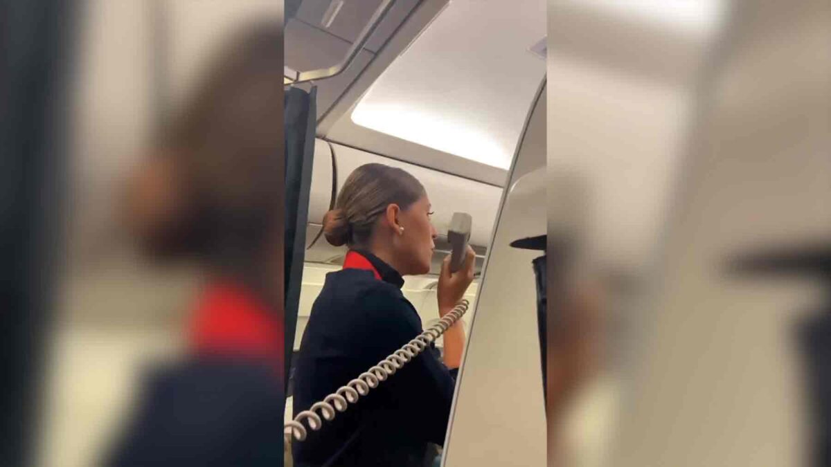 (VÍDEO) Una azafata de Iberia emociona a los pasajeros con un villancico en pleno vuelo el día de Nochebuena