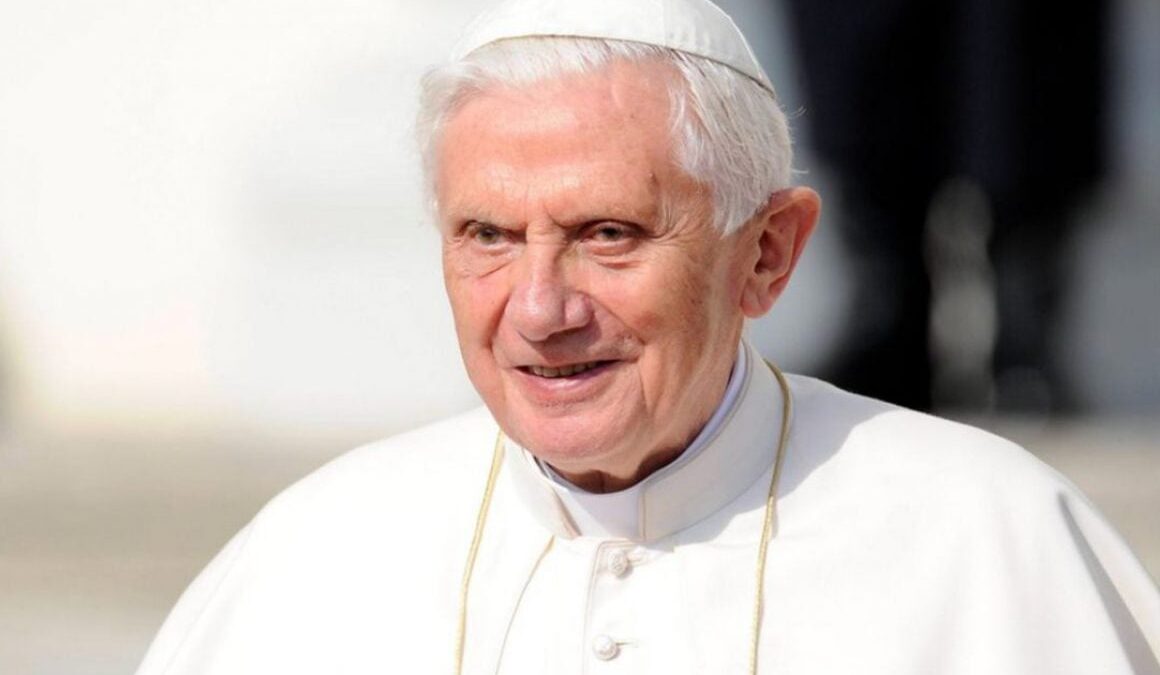 Benedicto XVI, el papa teólogo que no logró vencer a los cuervos