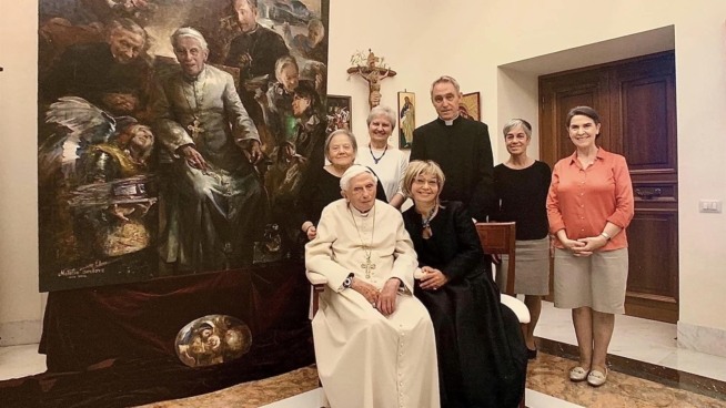 El papa Francisco pide rezar por Benedicto XVI: «Está muy enfermo»