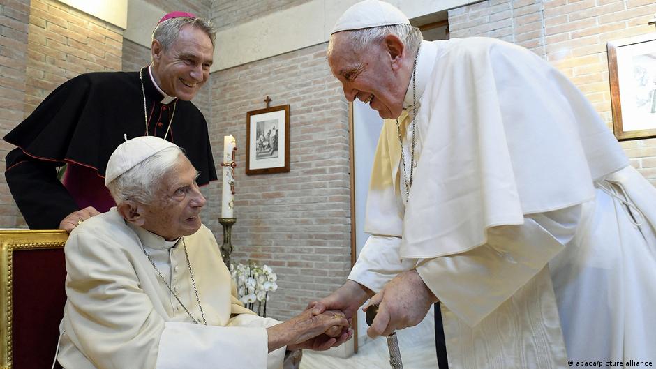 ¿Quién acompaña a Benedicto XVI en su residencia en el Vaticano?