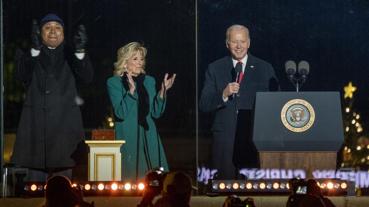 (VÍDEO) El último despiste de Biden: se lleva de paseo el micrófono en pleno acto