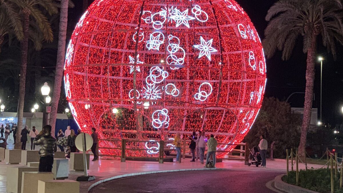 Incendio navideño en Alicante: arde una gran bola de 8.000 luces