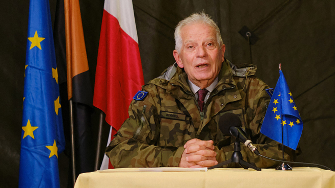 Borrell aparece vestido de militar en una base de entrenamiento de soldados ucranianos