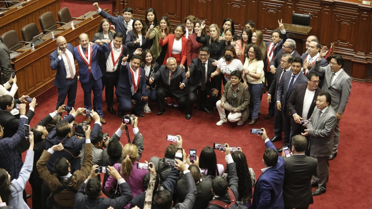 El Congreso de Perú destituye a Castillo por «permanente incapacidad moral» y la Policía le detiene poco después