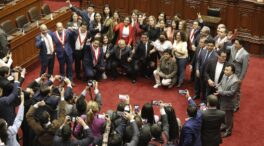 El Congreso de Perú destituye a Castillo por "permanente incapacidad moral" y la Policía le detiene poco después