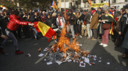 Un grupo de CDR quema banderas de España y ejemplares de la Constitución en Barcelona