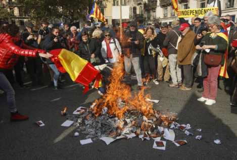 Un grupo de CDR quema banderas de España y ejemplares de la Constitución en Barcelona