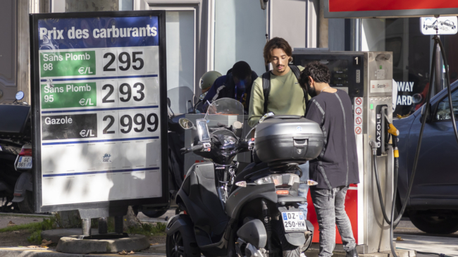 Francia dará 100 euros para combustible en 2023 a los conductores menos favorecidos