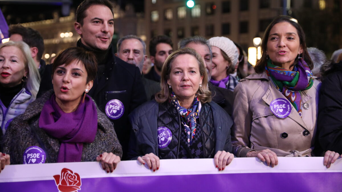 El feminismo carga contra el «antidemocrático» veto del PSOE a los expertos en la ‘ley trans’