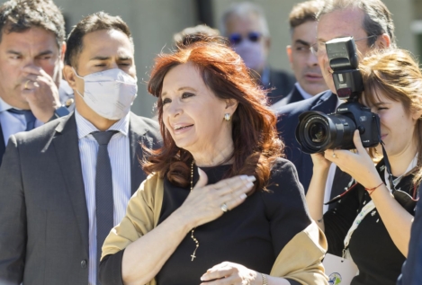 Condenan a seis años de cárcel e inhabilitación perpetua a Cristina Fernández por corrupción