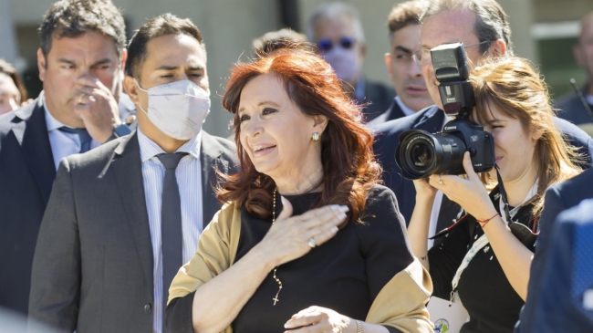 Condenan a seis años de cárcel e inhabilitación perpetua a Cristina Fernández por corrupción