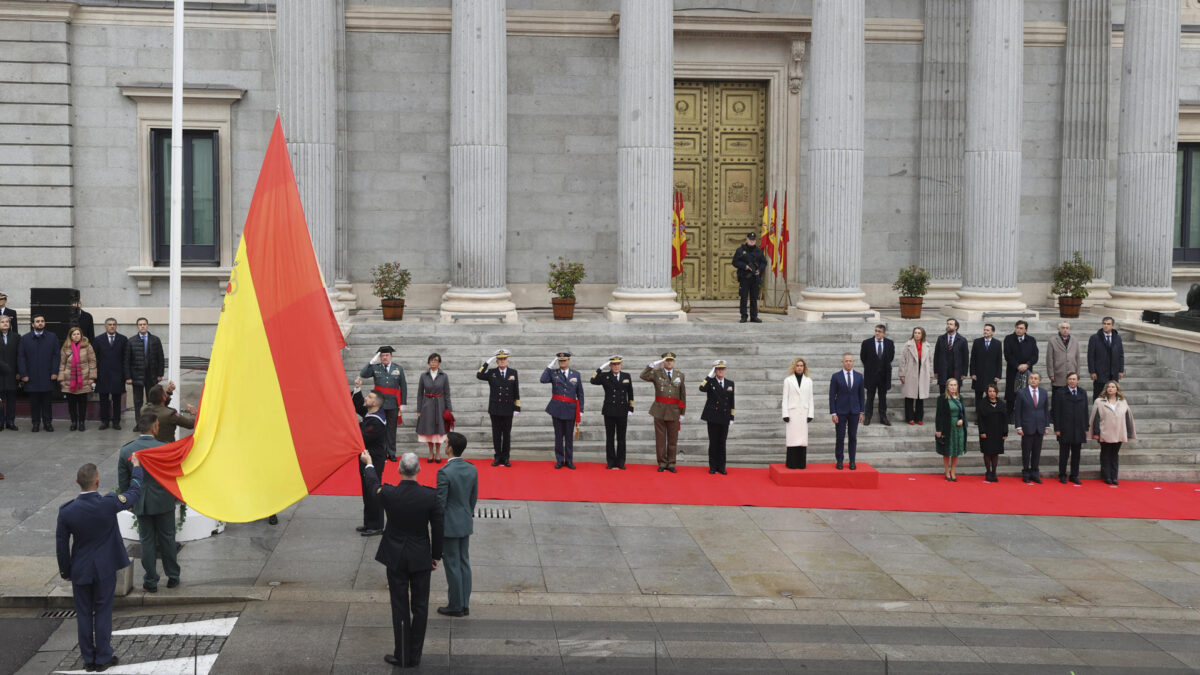 Arrancan los actos por el Día de la Constitución con el izado de la bandera nacional