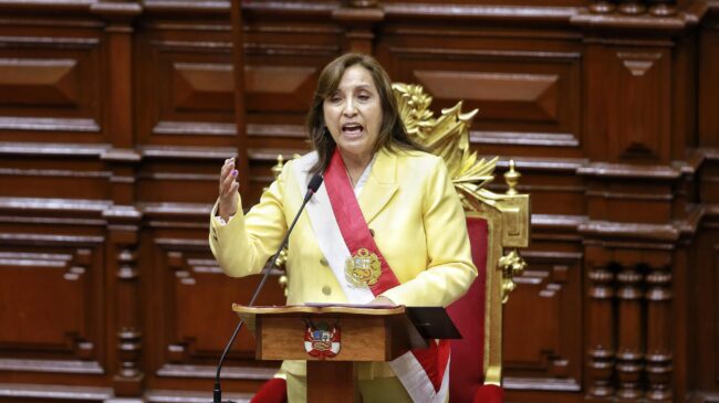 Dina Boluarte se convierte en la primera presidenta de Perú tras el autogolpe fallido de Castillo