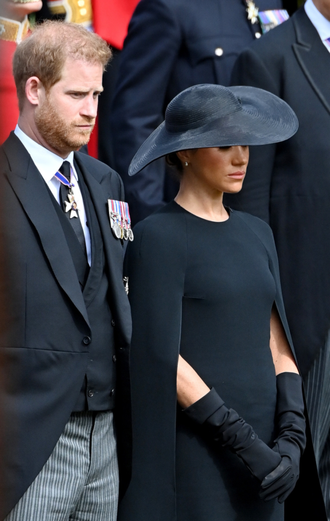El príncipe Harry junto a Meghan Markle en el funeral de Isabel II. Gtres