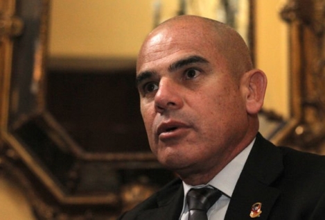 El expresidente del Constitucional de Perú avisa: «Puede suceder lo mismo en España»