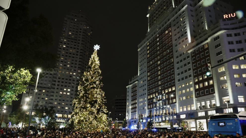 (VÍDEO) Las imágenes más virales del inicio de la Navidad: así luce el alumbrado de Madrid a vista de pájaro