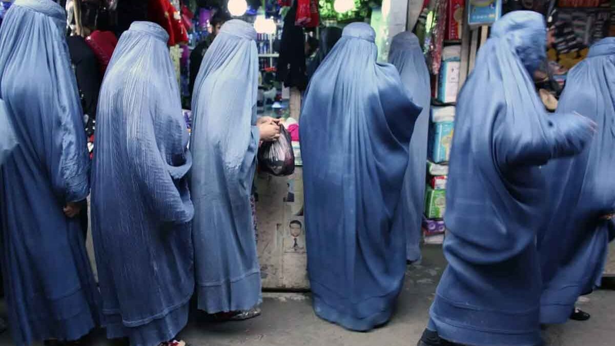 Los talibanes prohíben a las mujeres afganas trabajar en todas las ONG