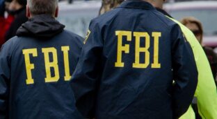 El FBI detiene a una juez por ayudar a inmigrantes a evadir a las autoridades