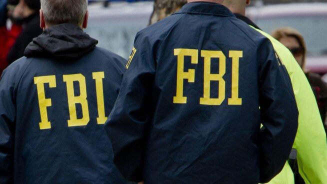 El FBI pagó 3M de dólares a Twitter para suprimir cuentas y tuits incómodos para EE.UU., según el 'Daily Mail'